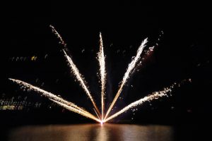 Luino, uno spettacolo i fuochi d'artificio sul lago. In migliaia con la testa all'insù