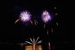 Luino, uno spettacolo i fuochi d'artificio sul lago. In migliaia con la testa all'insù