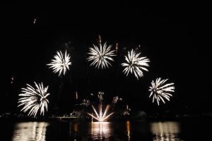 Luino, uno spettacolo i fuochi d'artificio sul lago. In migliaia con la testa all'insù