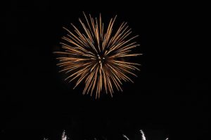 Luino, uno spettacolo i fuochi d'artificio sul lago. In migliaia con la testa all'insù
