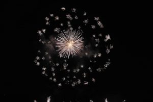 Luino, uno spettacolo i fuochi d'artificio sul lago. In migliaia con la testa all'insù
