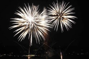 Luino, uno spettacolo i fuochi d'artificio sul lago. In migliaia con la testa all'insù