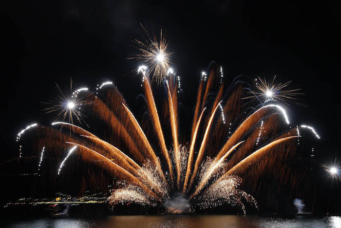 Luino, uno spettacolo i fuochi d'artificio sul lago. In migliaia con la testa all'insù