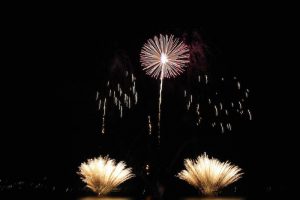 Luino, uno spettacolo i fuochi d'artificio sul lago. In migliaia con la testa all'insù