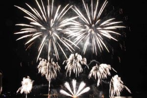 Luino, uno spettacolo i fuochi d'artificio sul lago. In migliaia con la testa all'insù