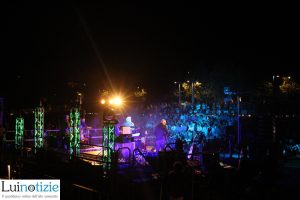 Fabio Concato delizia Luino, grande concerto in riva al lago