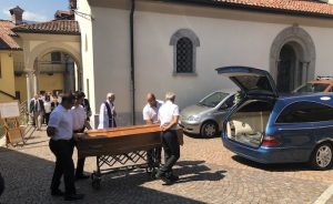 Porto Valtravaglia dà l'addio a Paolo Cattorini, ieri l'ultimo sentito saluto