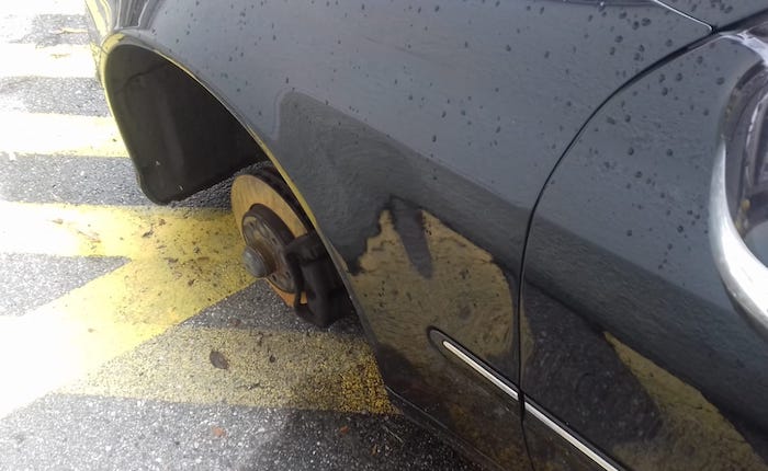 Atti vandalici alla sede della Croce Rossa di Luino, rubata ruota dall'auto di un volontario