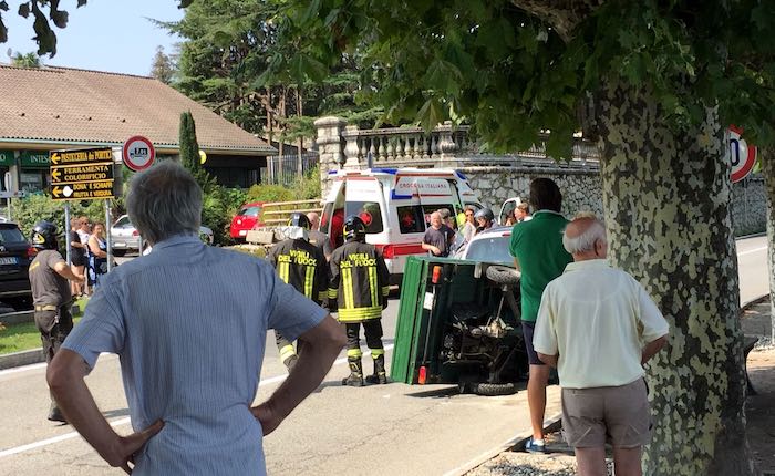 Scontro tra Apecar e auto a Porto Valtravaglia, due coinvolti. Interviene l'elisoccorso