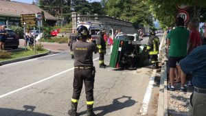 Scontro tra Apecar e auto a Porto Valtravaglia, due coinvolti. Interviene l'elisoccorso