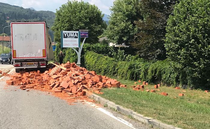 Mesenzana, camion perde carico mattoni per strada. Traffico in tilt