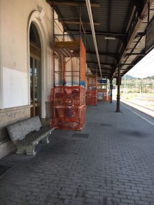 Luino, "Pessimo il biglietto da visita della stazione al primo binario"
