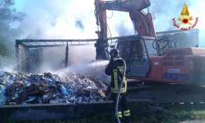 Nella notte a Laveno Mombello a fuoco quattro semirimorchi, indagano i carabinieri