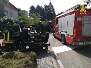 Incidente in centro a Luino, si ribalta un fuoristrada. Coinvolti un 68enne ed una donna di 54 anni