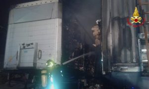 Nella notte a Laveno Mombello a fuoco quattro semirimorchi, indagano i carabinieri