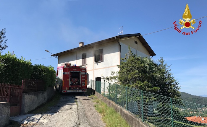 In fiamme un appartamento a Luino, intervengono i vigili del fuoco
