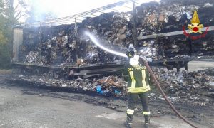 Nella notte a Laveno Mombello a fuoco quattro semirimorchi, indagano i carabinieri