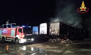 Nella notte a Laveno Mombello a fuoco quattro semirimorchi, indagano i carabinieri