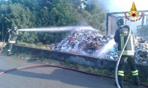 Nella notte a Laveno Mombello a fuoco quattro semirimorchi, indagano i carabinieri