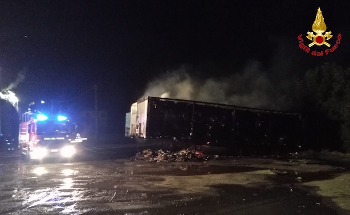 Nella notte a Laveno Mombello a fuoco quattro semirimorchi, indagano i carabinieri