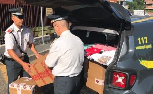 "Saldi" contraffatti, sequestrate 600 t-shirt che arrivavano dalla Croazia. Denunciate 3 persone