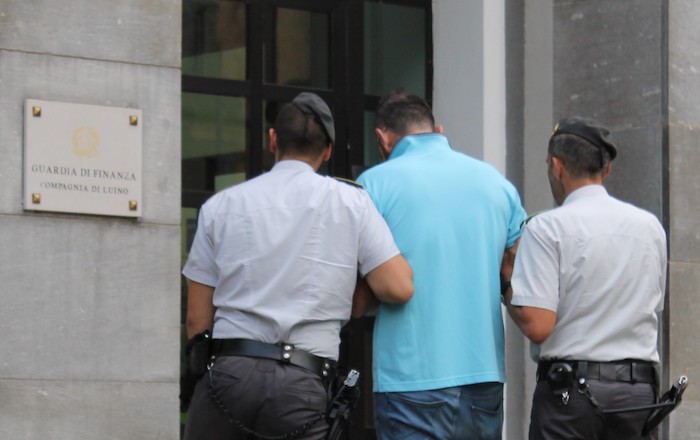 Luino, aggredisce e picchia la moglie in casa. Lui arrestato dai finanzieri, lei in Pronto Soccorso