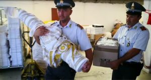 Guardia di Finanza: 8 lavoratori in nero in un laboratorio cinese, 8500 articoli contraffatti