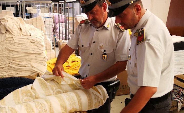 Guardia di Finanza: 8 lavoratori in nero in un laboratorio cinese, 8500 articoli contraffatti