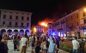Grande incendio in un palazzo in centro a Luino