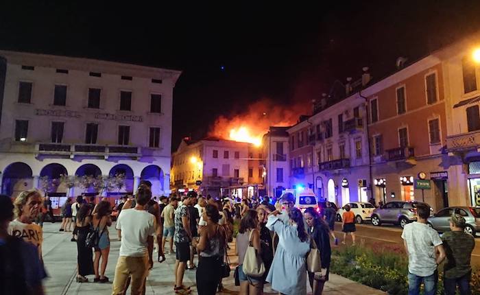 Grande incendio in un palazzo in centro a Luino