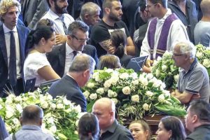 Oggi i funerali di stato, Genova piange le vittime. Salgono a 41 i morti. "Una fOggi i funerali di stato, Genova piange le vittime. Salgono a 41 i morti. "Una ferita profonda"erita profonda"