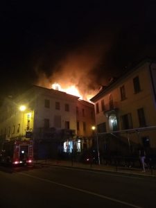 Grande incendio in un palazzo in centro a Luino