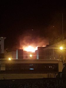 Grande incendio in un palazzo in centro a Luino