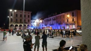 Grande incendio in un palazzo in centro a Luino