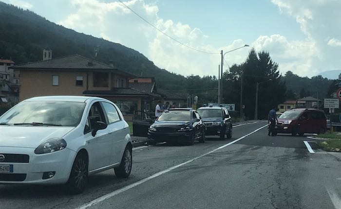 Incidente sulla provinciale a Cremenaga, disagi alla circolazione stradale