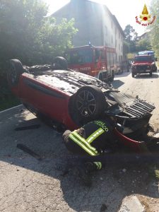 24enne perde il controllo dell'auto, colpisce un muretto e si ribalta sulla carreggiata