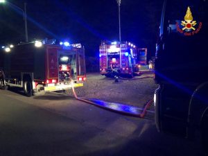 Vasto incendio in un'azienda agricola, in fiamme 300 rotoballe