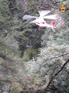 Uomo irreperibile da ore, ritrovato morto in un torrente
