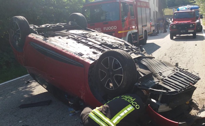 24enne perde il controllo dell'auto, colpisce un muretto e si ribalta sulla carreggiata