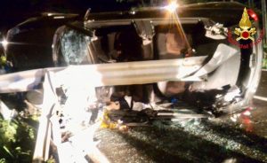 Grave incidente nella notte in Valganna, auto rimane incastrata in un guardrail