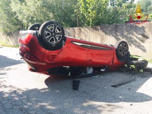 24enne perde il controllo dell'auto, colpisce un muretto e si ribalta sulla carreggiata
