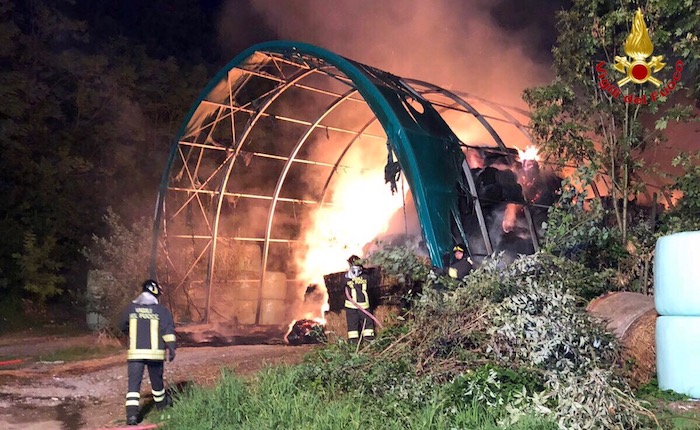 Vasto incendio in un'azienda agricola, in fiamme 300 rotoballe