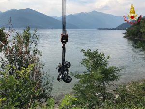 Incidente a Luino, una moto finisce nel lago a pochi metri da alcuni bagnanti