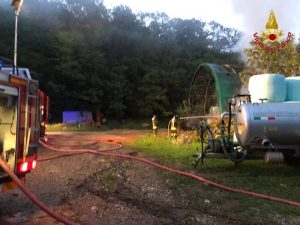 Vasto incendio in un'azienda agricola, in fiamme 300 rotoballe