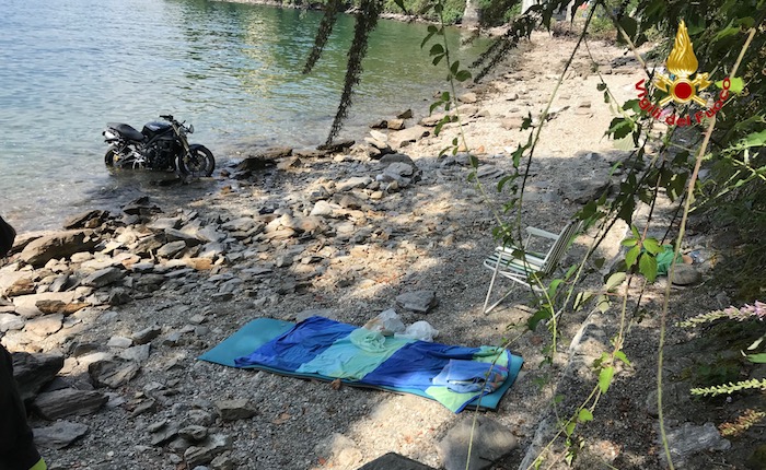 Incidente a Luino, una moto finisce nel lago a pochi metri da alcuni bagnanti