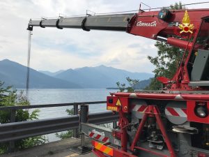 Incidente a Luino, una moto finisce nel lago a pochi metri da alcuni bagnanti
