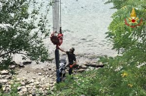 Incidente a Luino, una moto finisce nel lago a pochi metri da alcuni bagnanti