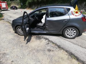 Incidente a Luino, una moto finisce nel lago a pochi metri da alcuni bagnanti