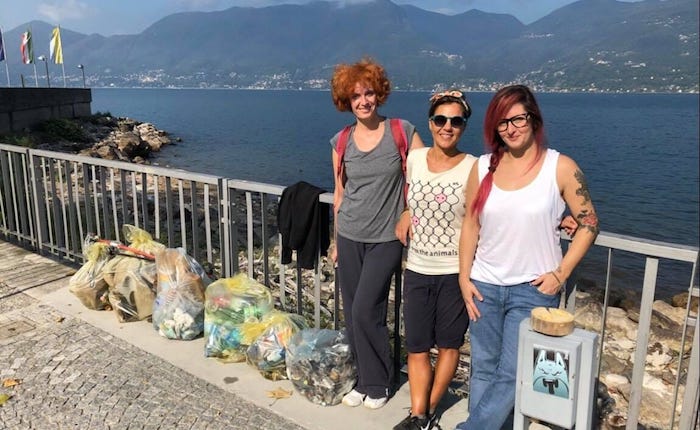 Luino, da Facebook in spiaggia: cittadini ripuliscono il bagnasciuga dai rifiuti