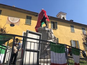 Inaugurato il Monumento ai Caduti di Maccagno, la comunità omaggia i suoi giovani eroi